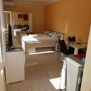 Apartman Leon, Nin